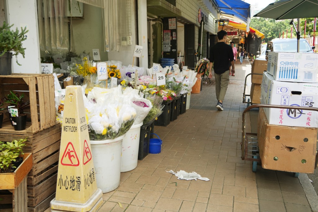 有花店将盆栽延伸至行人道上。吴艳玲摄