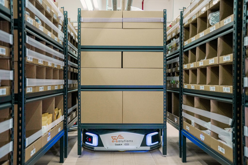 專注於電商物流解決方案的ePlus,早於2023年8月引入AMR智能物流機器人,以提升倉庫與物流運作效率,如今更實現全面自動化營運。 專注於電商物流解決方案的ePlus,早於2023年8月引入AMR智能物流機器人,以提升倉庫與物流運作效率,如今更實現全面自動化營運。