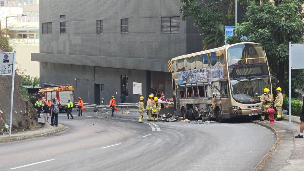 九巴剷上行人路，右車身嚴重損毀。ＦＢ葵盛社區事務關注組廖偉林 圖片