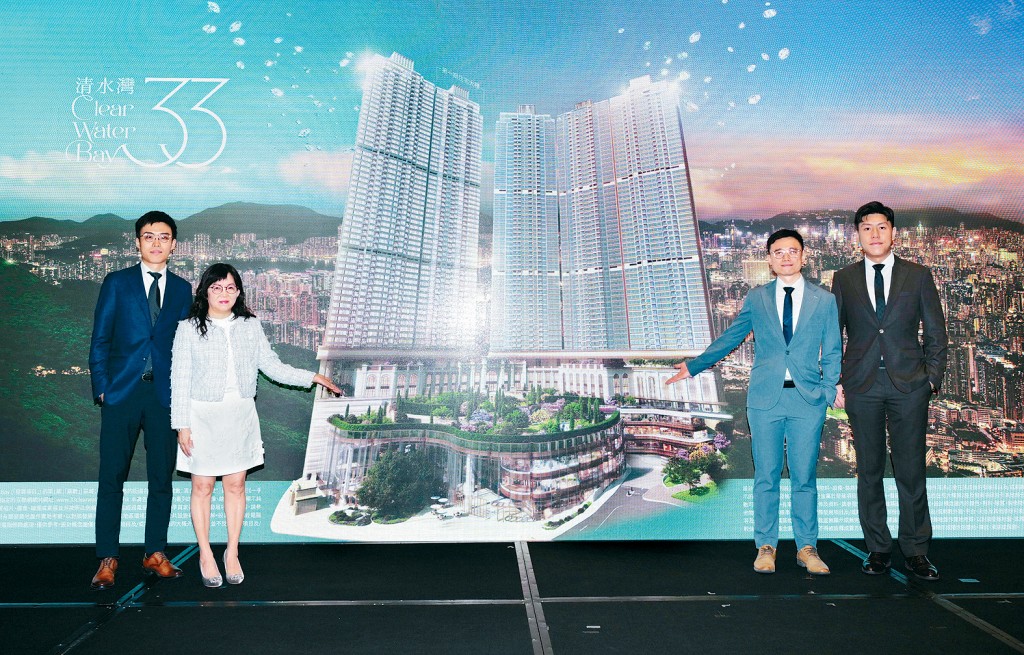 九建陈淑芳（左二）表示，33清水湾第1期涉361伙，将在获批预售后推出市场。左一为陈世杰，右二为刘倬江，右一为方梓彦。