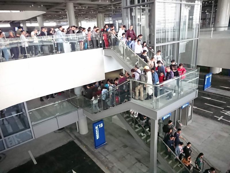 港珠澳大橋口岸人山人海。珠海交警圖片