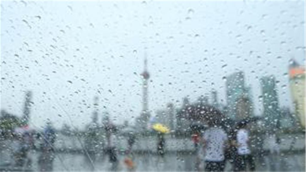 雨下的上海外滩。