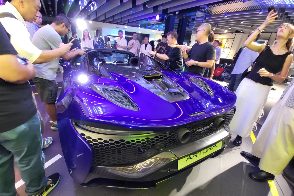 全新McLaren Artura Spider开顶版PHEV混能超跑车价落实为428万港元起，相比Coupe版约贵40万港元。