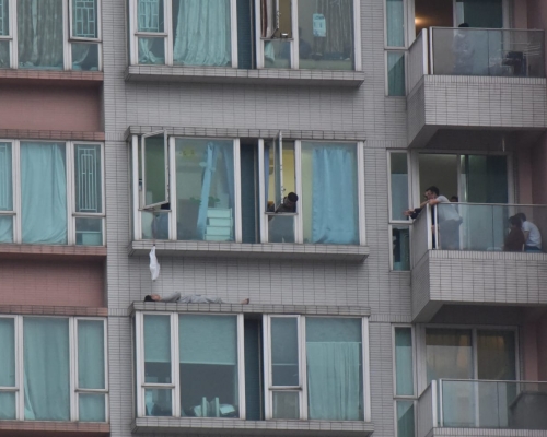 男子仍未肯入屋內。