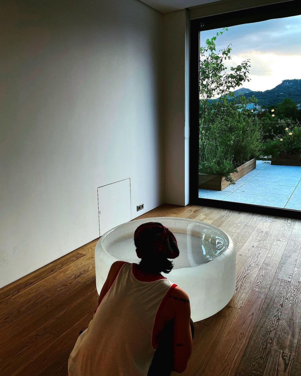 GD同藝術品合照。