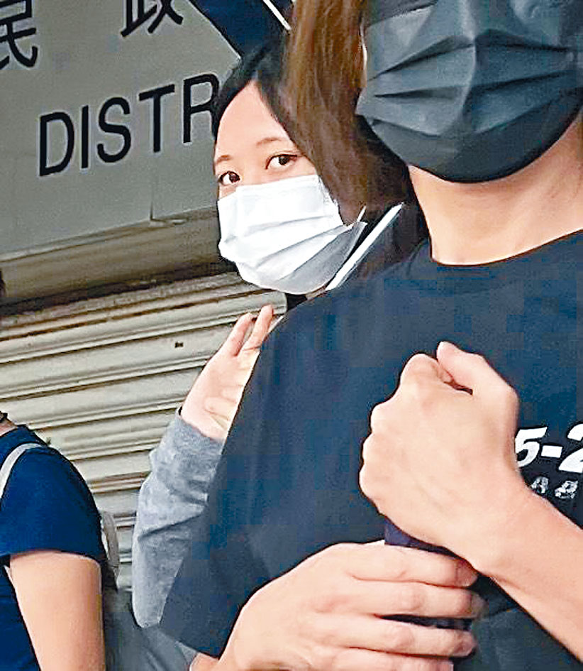 涉案被告十八歲女生關海翹(白口罩)。