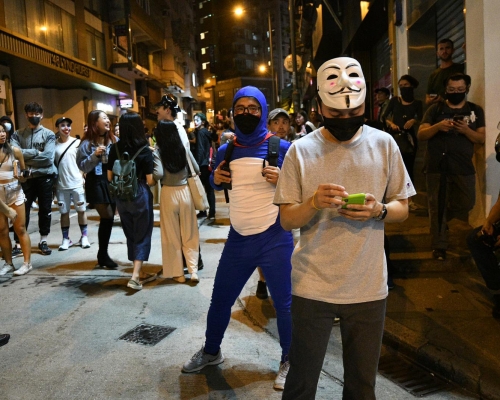 萬聖節深夜仍有一批人在擺花街聚集。資料圖片