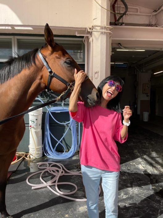 去年5月「蟲草成名」首度贏馬，米雪當時因忙於拍劇，未有入場拉頭馬，但之後她特地到馬房探望餵草作獎勵。