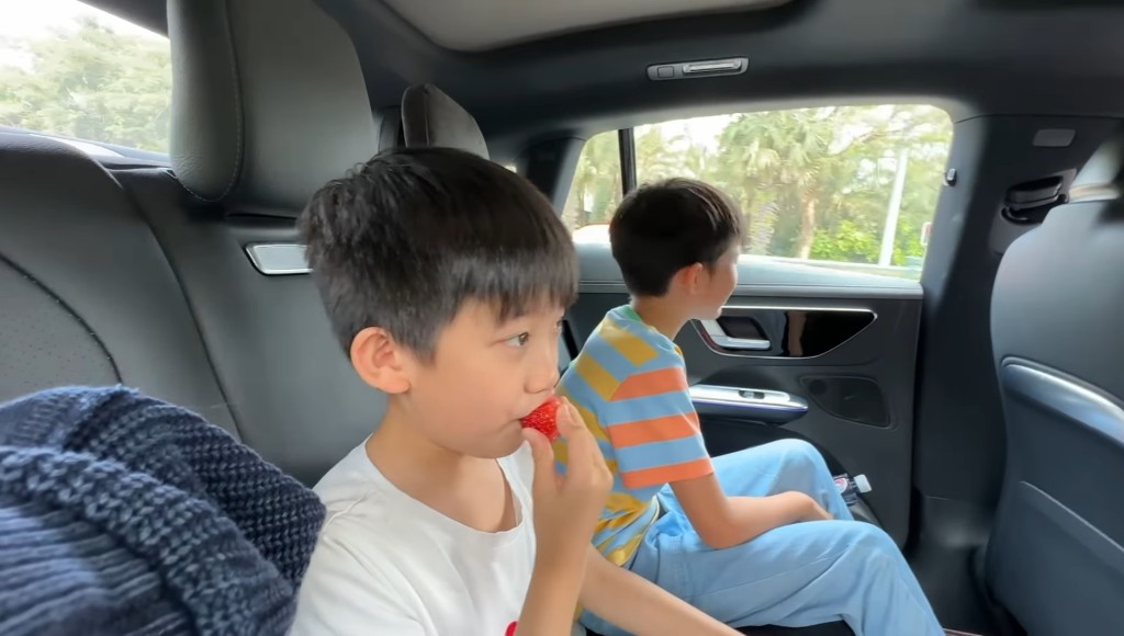 7歲細仔JT一上車有士多啤梨食好開心。