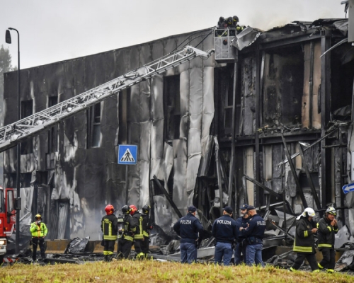 飛機墜向建築物後猛烈焚燒。