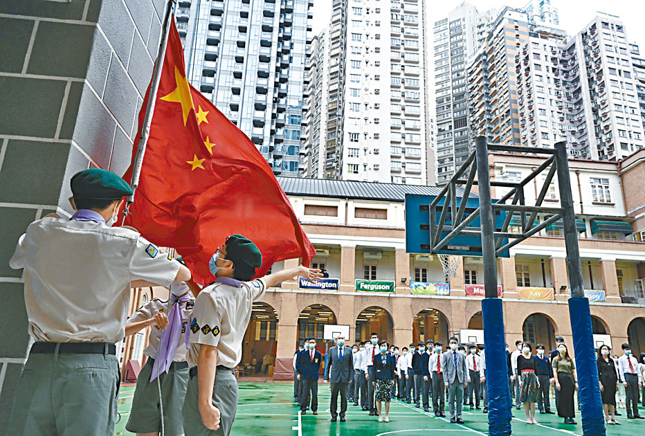 教育局最新一份公民科簡報，引用《國歌條例》條文，列出侮辱國歌行為的罪行及罰則。