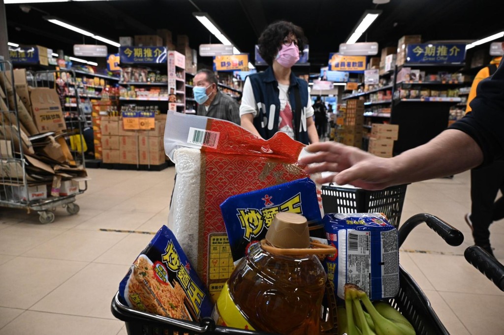 多间超市出现抢粮潮。
