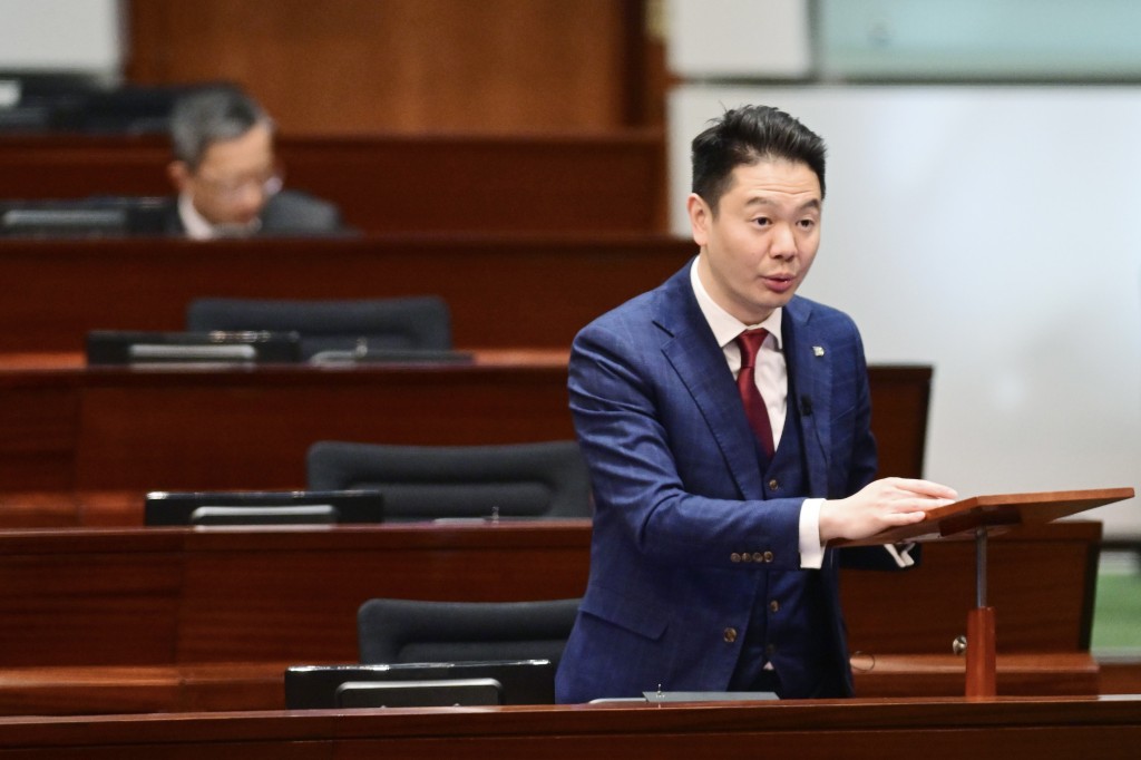 民建聯周浩鼎動議「關注兒童及青少年過度使用互聯網及電子屏幕產品」議案。資料圖片 民建聯周浩鼎動議「關注兒童及青少年過度使用互聯網及電子屏幕產品」議案。資料圖片