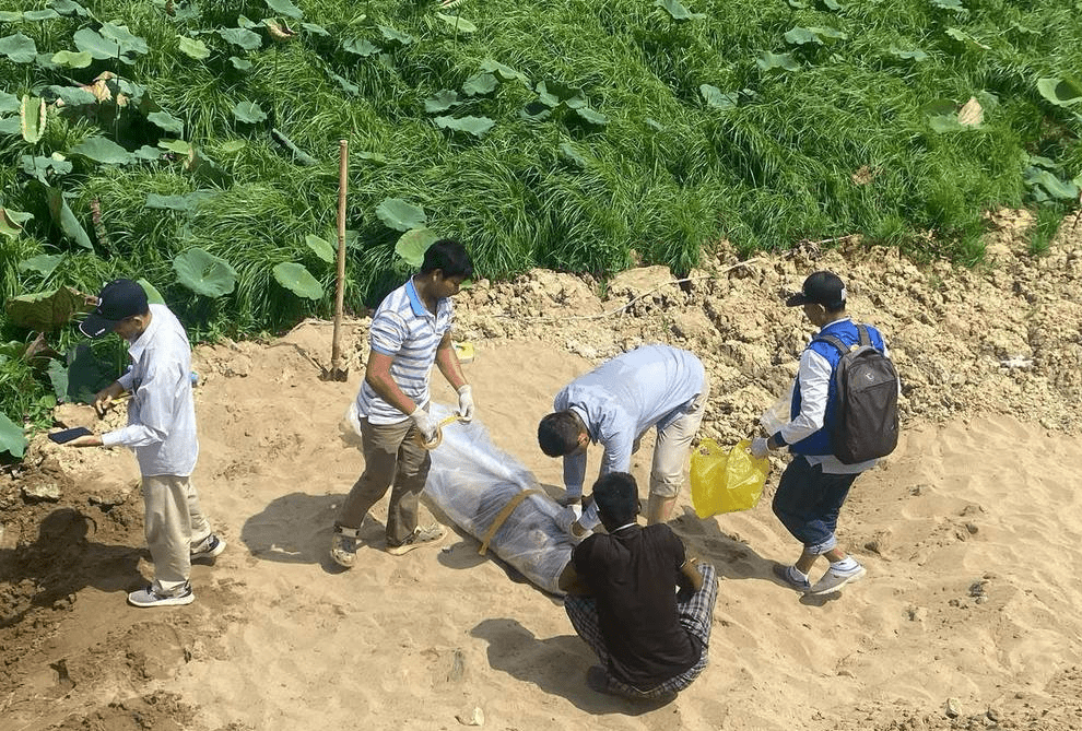 警方於3月1日在金邊朗哥區一處湖泊旁的空地上發現了死者的屍體。(柬中時報) 警方於3月1日在金邊朗哥區一處湖泊旁的空地上發現了死者的屍體。(柬中時報)