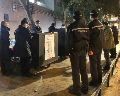 將軍澳警區及食環署聯合行動打擊無牌販賣及阻街。警方圖片