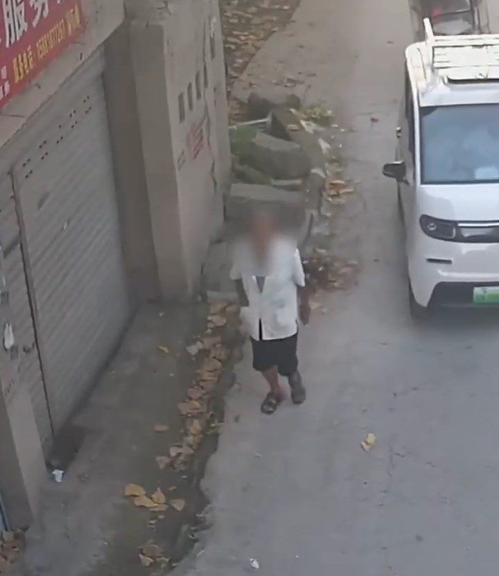 路边监控拍下老翁在街上乱走的情况。封面新闻 路边监控拍下老翁在街上乱走的情况。封面新闻