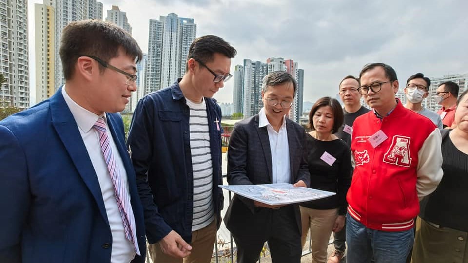 民建聯立法會議員顏汶羽在社交媒體發文,指聯同觀塘區議會視察牛頭角彩興路簡約公屋用地,並就附近交通和社區配套設施反映意見。顏汶羽FB