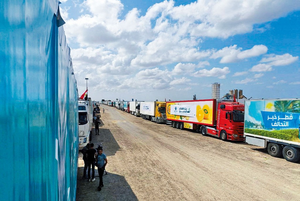 運載人道救援物資的卡車，在拉法口岸的埃及入口處排長龍，等待關卡重開進入加沙。