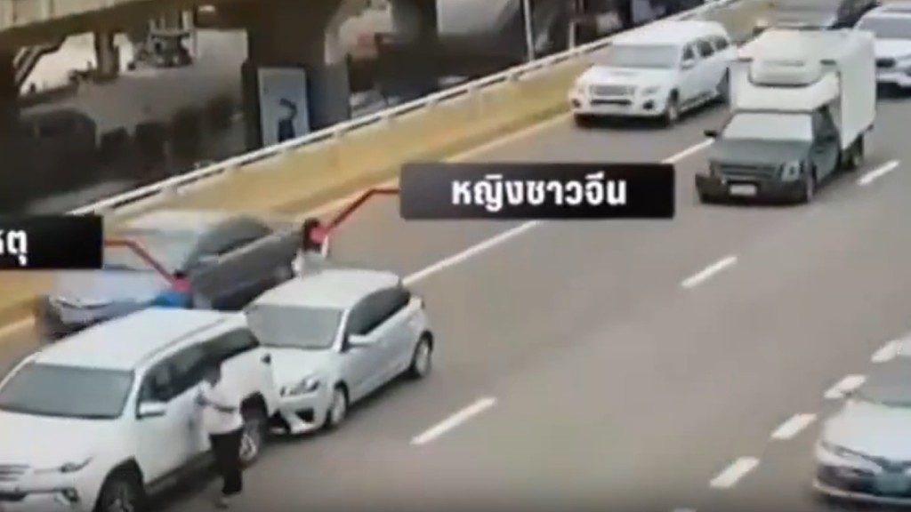 受害女子在高速公路上逃生。影片截圖