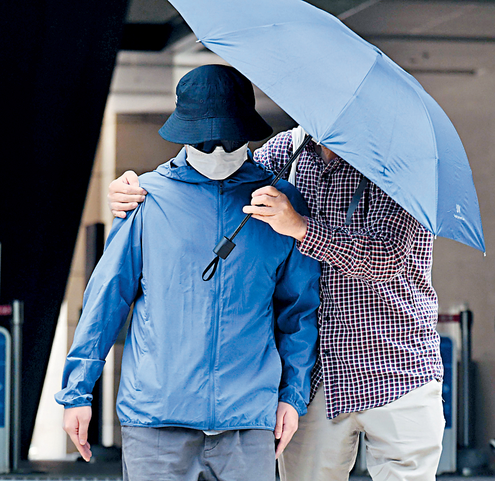 被告梁佳樂（左）承認3項摧毀或損壞財產罪，否認一項煽動罪。