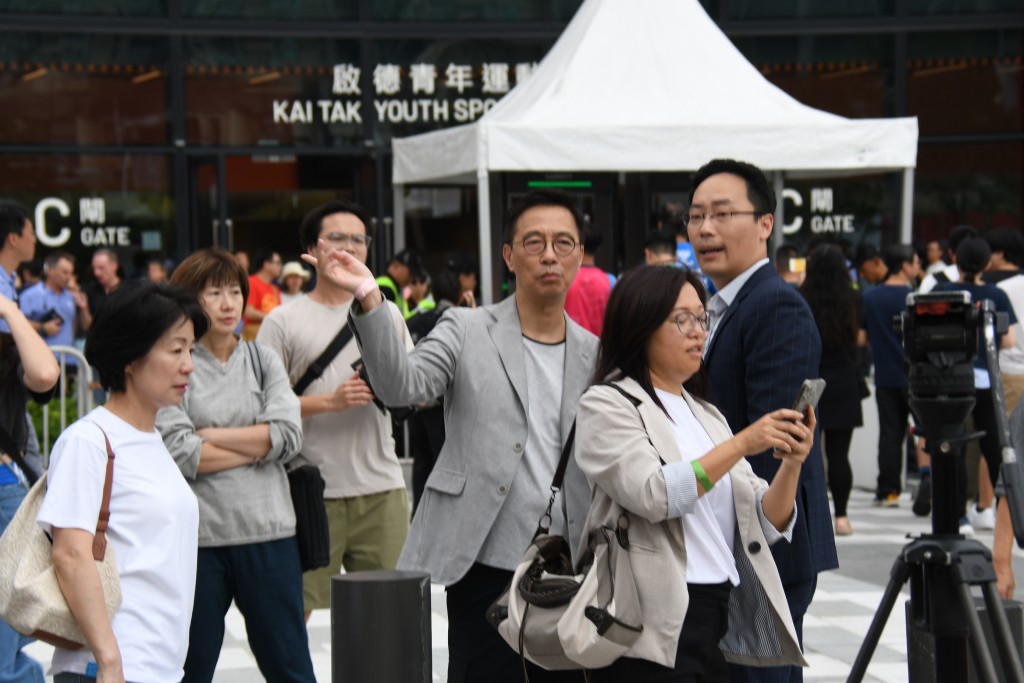 启德副场举行测试赛，由黄大仙对西贡，杨润雄局长到场视察。 吴家祺摄