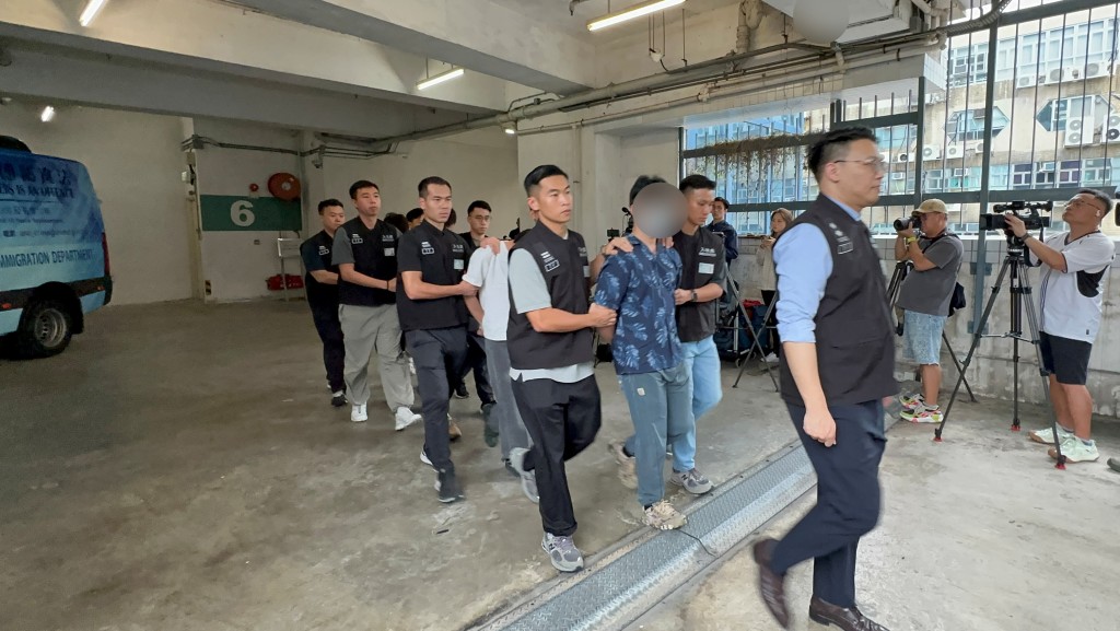 入境处拘捕4人包括内地清洁公司负责人及3名内地员工。梁国峰摄