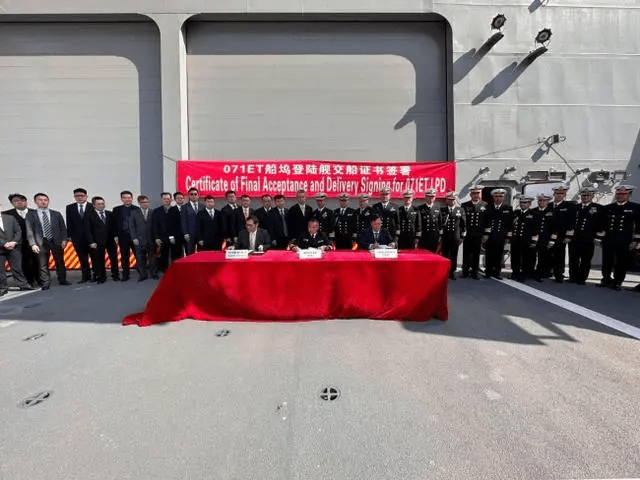 中泰双方在泰国向沪东中华造船厂集团建造的071ET型船坞登陆舰上举行交船证书签署仪式。泰国海军