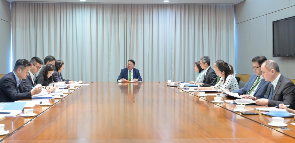政務司司長陳國基（左六）今日（30日）主持「北部都會區發展委員會」轄下「大學城籌劃及建設組」首次會議，教育局局長蔡若蓮（左五）、發展局局長甯漢豪（右六）、創新科技及工業局局長孫東（右二）、財經事務及庫務局局長許正宇（右四）、特首政策組組長黃元山（左一）和北部都會區統籌辦事處主任丘卓恒（右五）一同出席。政府新聞處圖片