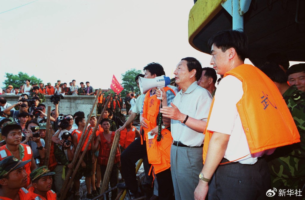 1998年8月9日,朱鎔基在江西九江市防洪牆堵口現場指揮抗洪搶險工作。新華社 1998年8月9日,朱鎔基在江西九江市防洪牆堵口現場指揮抗洪搶險工作。新華社