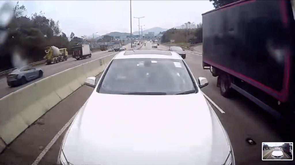 寶馬收掣不及撞向前車。FB 車cam L(香港群組)片段截圖 寶馬收掣不及撞向前車。FB 車cam L(香港群組)片段截圖
