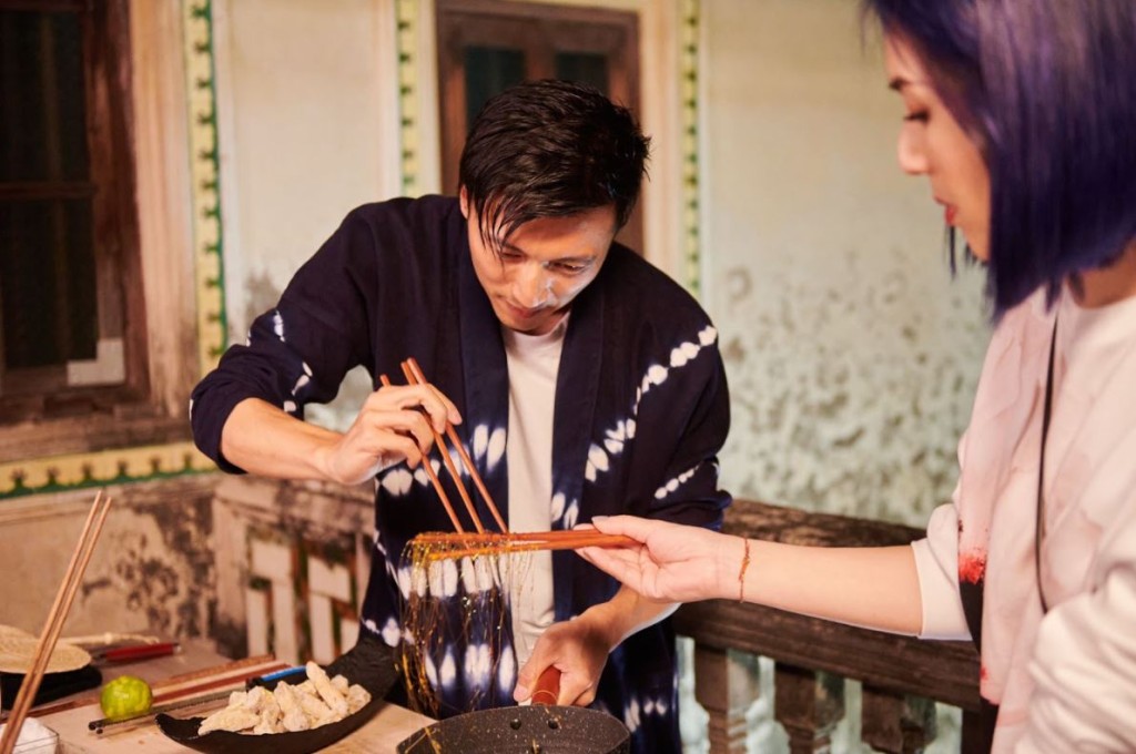 兩人還親手試整當地美食。