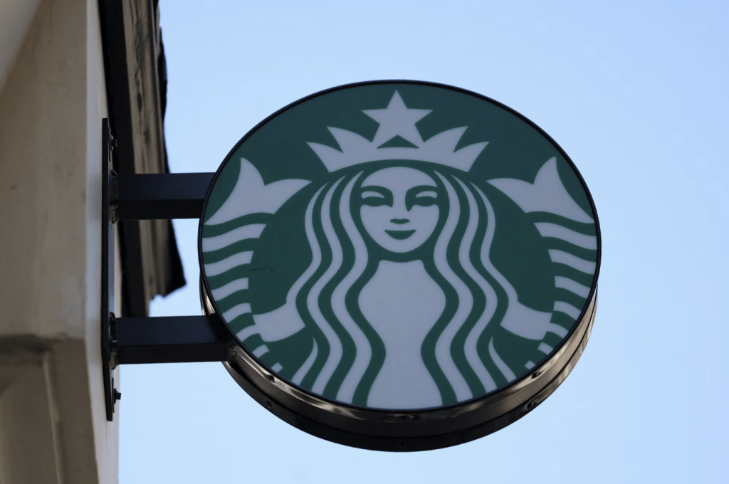 全球知名咖啡連鎖品牌 Starbucks（星巴克） 週一宣布，將裁減1,100 個企業職位。路透社