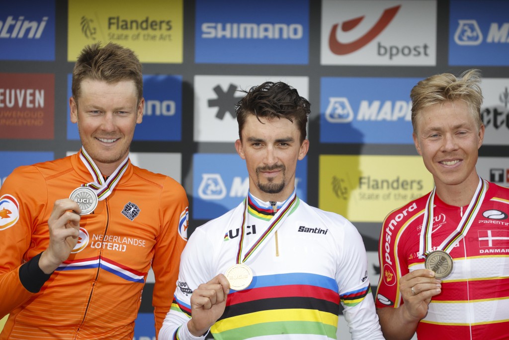 亚军是荷兰车手范巴勒(左)，季军是丹麦车手华格伦，冠军是法国人阿拉菲利普。AP