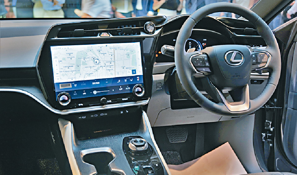 ■巨型14吋觸控屏幕包含導航及語音功能，可無線接駁CarPlay。
