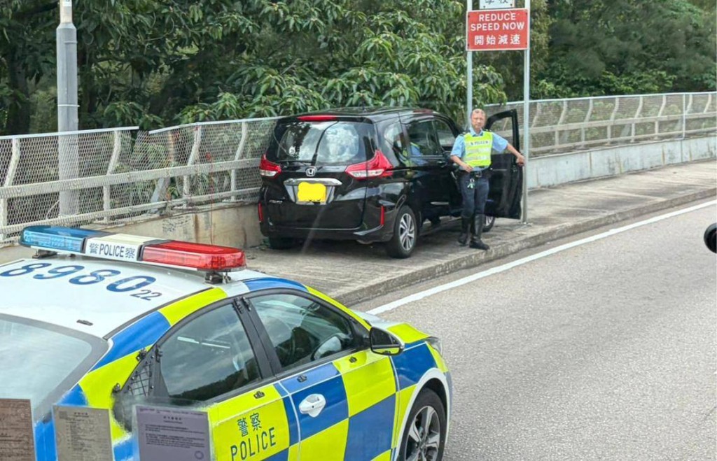 黑色私家車停在路邊協助調查。fb「西貢日報」圖片 黑色私家車停在路邊協助調查。fb「西貢日報」圖片