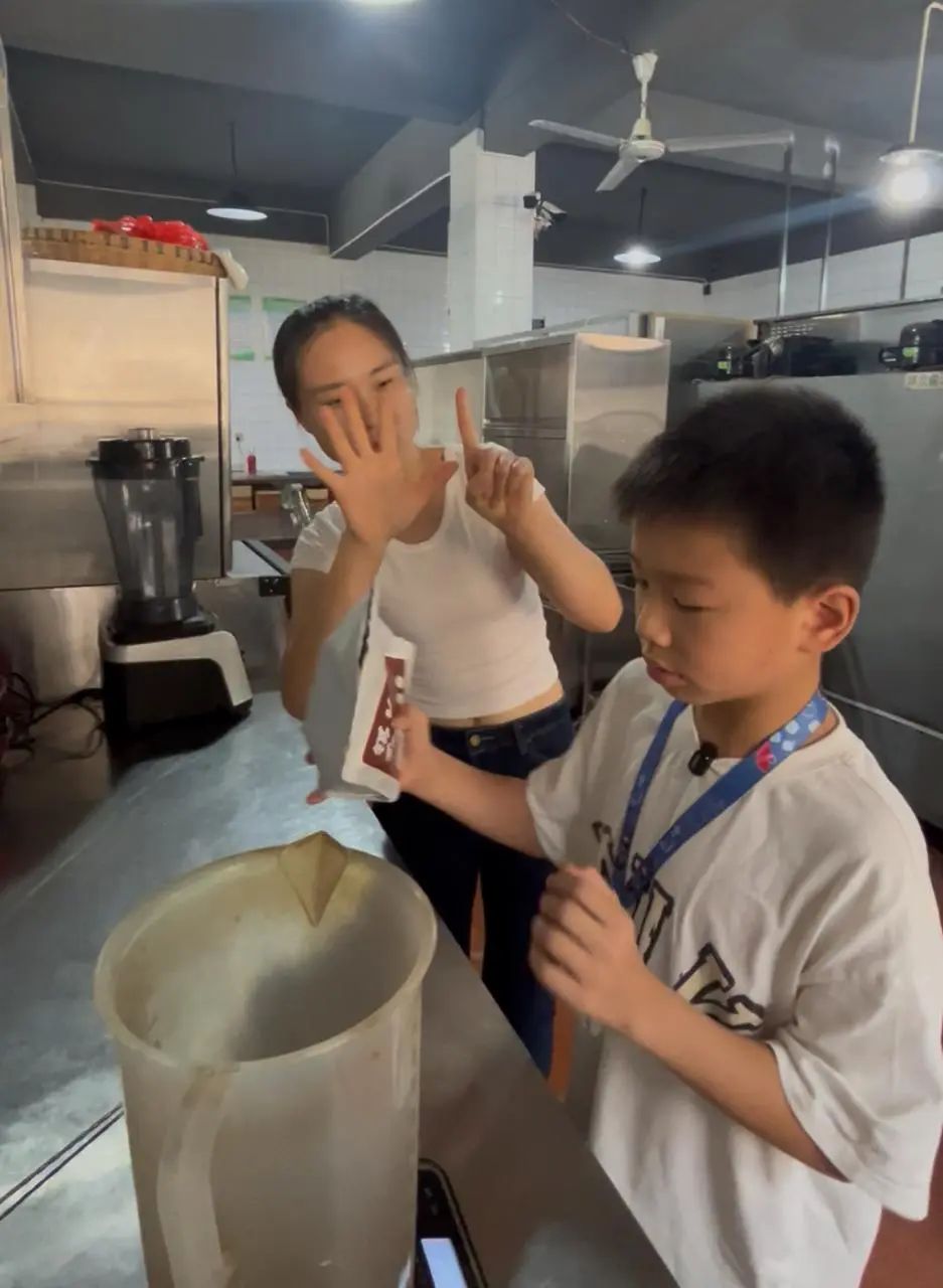 有了儿子的帮助，贺建与胡茜得以顺利经营乡村酒店。《潇湘晨报》