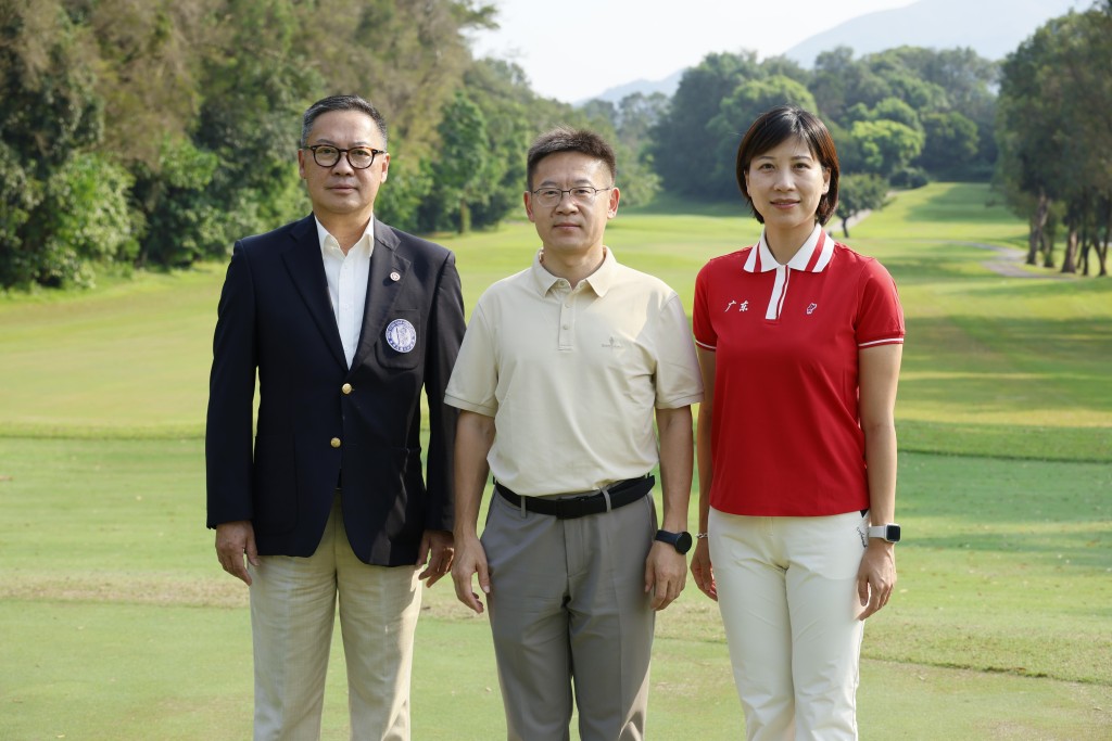 (左起)中國香港高爾夫球協會行政總裁賴以尊、中國高爾夫球協會秘書長韋慶峰、廣東省高爾夫球隊領隊韓超華,早前齊聚於粉嶺球場。 (左起)中國香港高爾夫球協會行政總裁賴以尊、中國高爾夫球協會秘書長韋慶峰、廣東省高爾夫球隊領隊韓超華,早前齊聚於粉嶺球場。