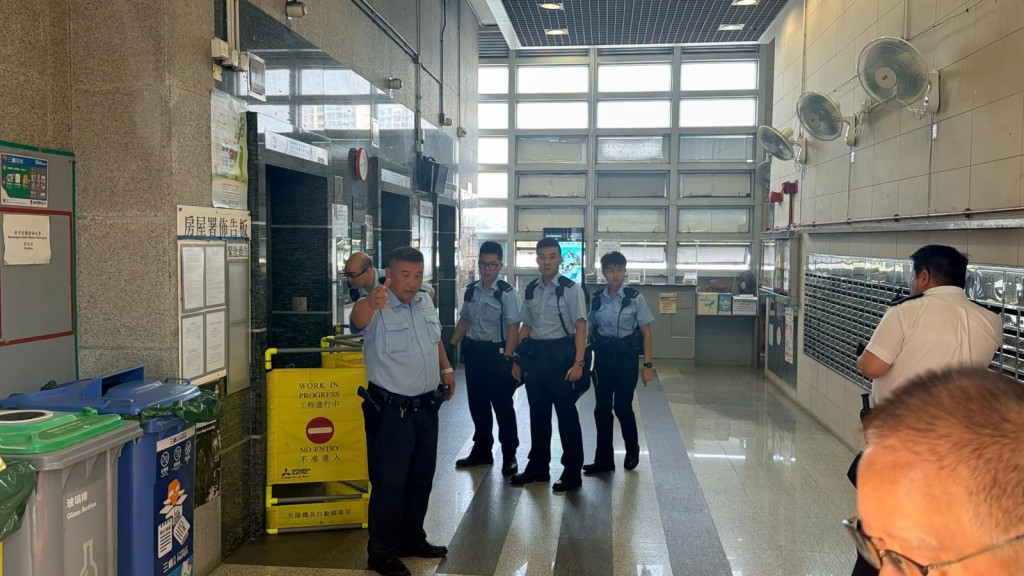 據悉,該名26歲男事主被救護員抬上救護車時血流披面,傷勢嚴重。梁國峰攝 據悉,該名26歲男事主被救護員抬上救護車時血流披面,傷勢嚴重。梁國峰攝