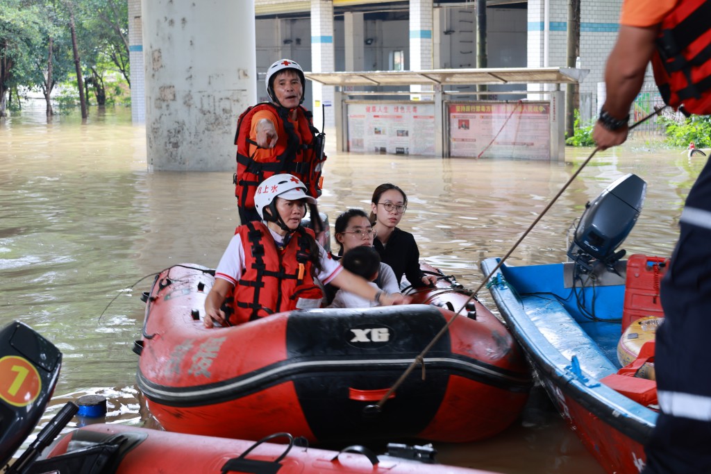 救援人员利用橡皮艇转移灾民。（中新社）