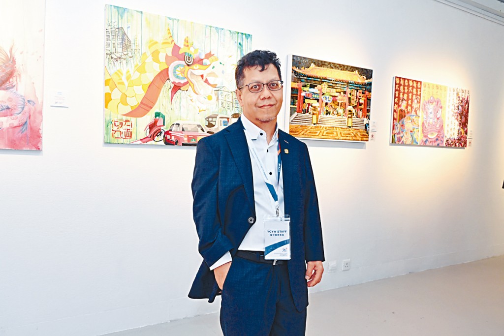 香港耀中中學部美術科主任Jacques Thomass介紹現場中學生的作品。