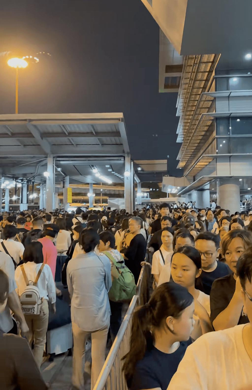 復活節長假期周二結束，周一晚上深圳灣口岸出現人龍過關返港。小紅書 @YUKI影片截圖