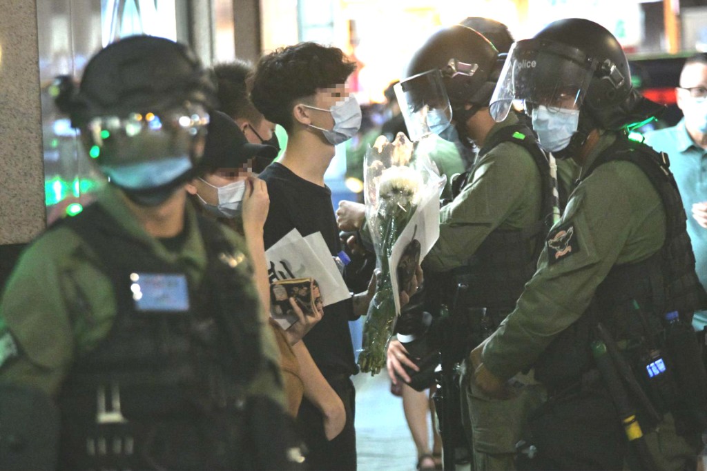 警方在旺角截查多人。