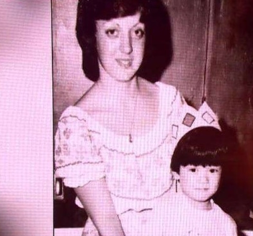 東東與班主任合照。IG圖片