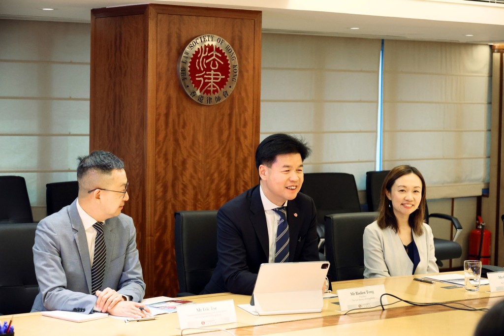 香港律师会会长汤文龙(中)及副会长黄巧欣(左三)。律师会FB图片