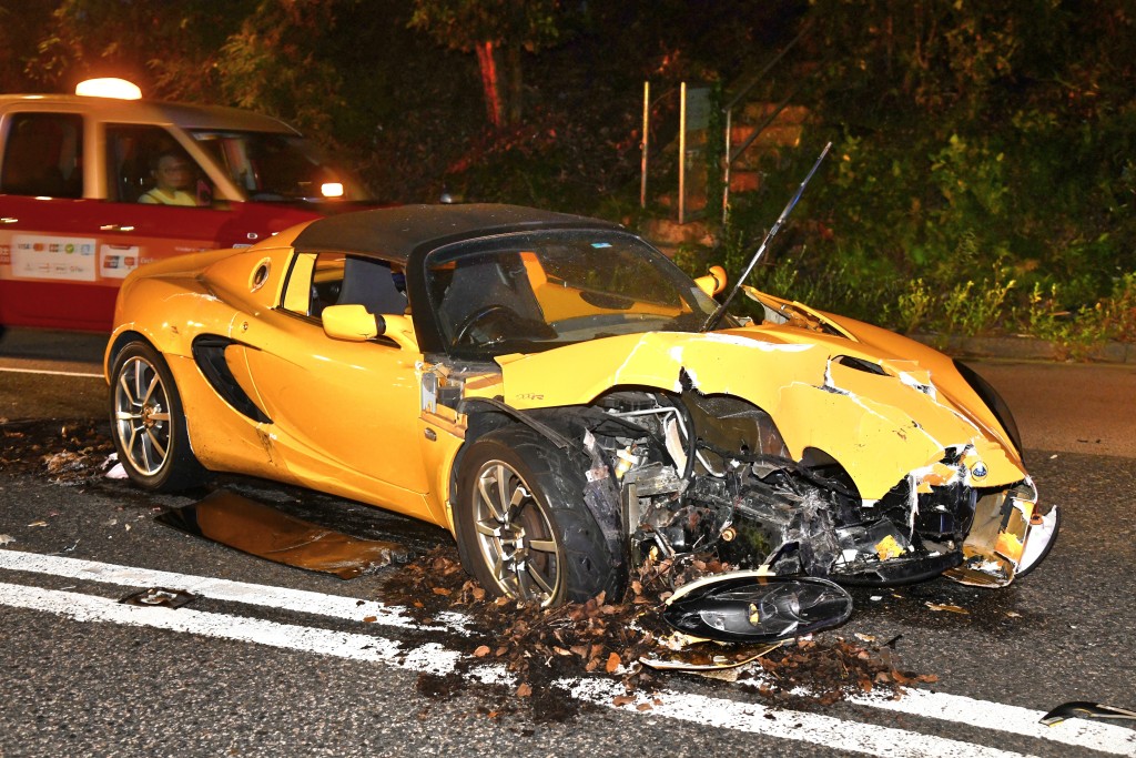 蓮花的右邊車頭損毀。徐裕民攝