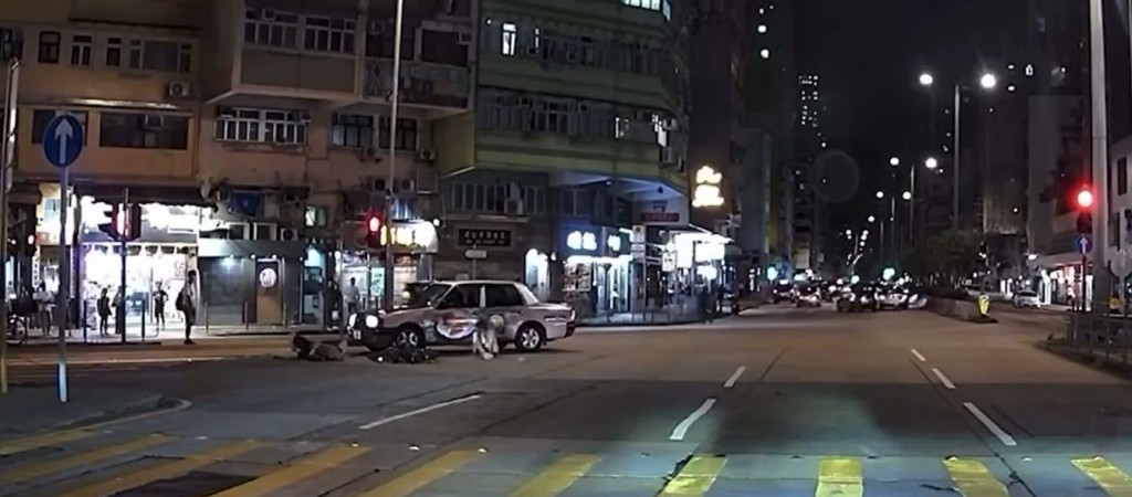 兩人被抛落電動單車，其中黑衫單車手傷勢較重。