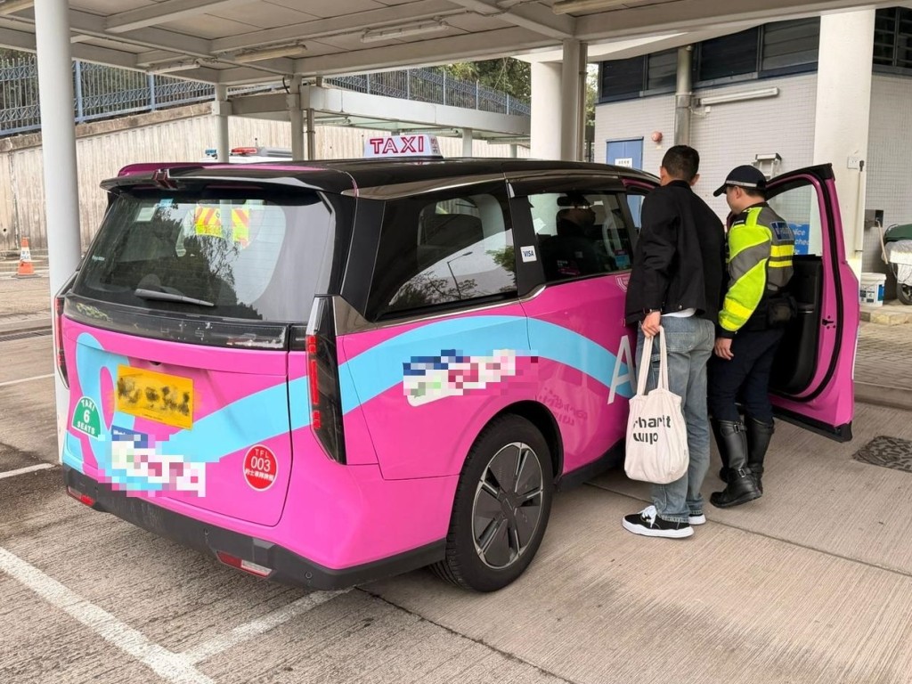 警方派员乔装的士乘客，并发现两辆的士涉嫌违例。