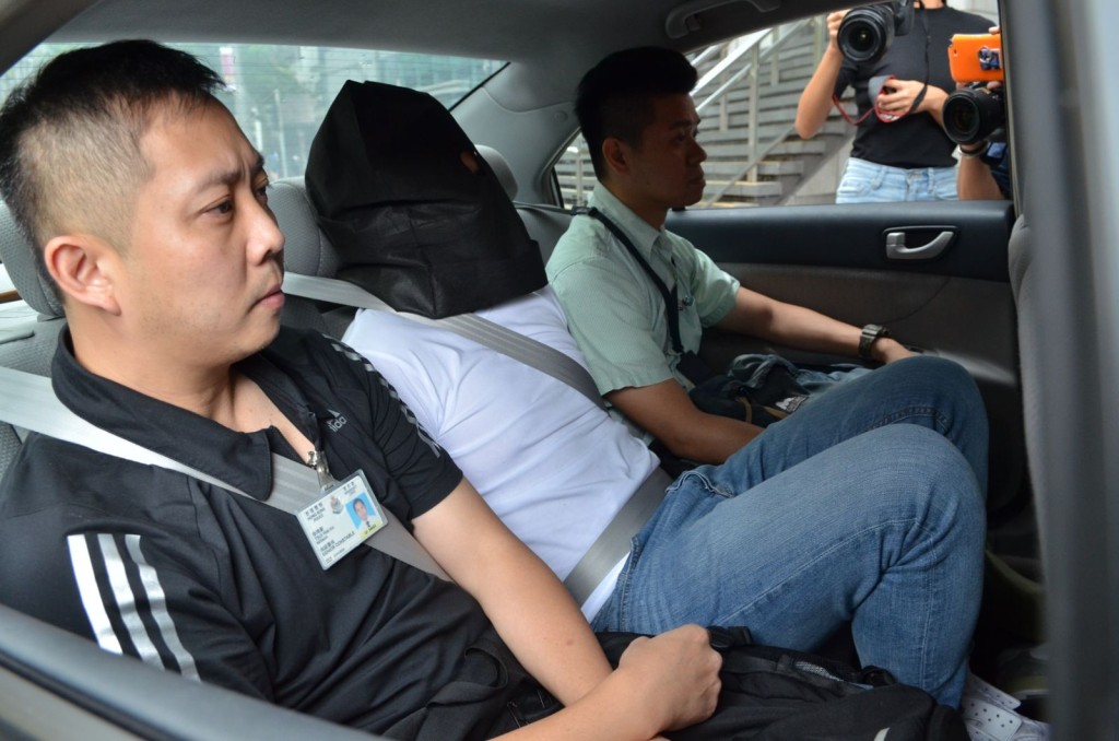 警方拘捕11名男女涉嫌利用假資料申請信用卡。