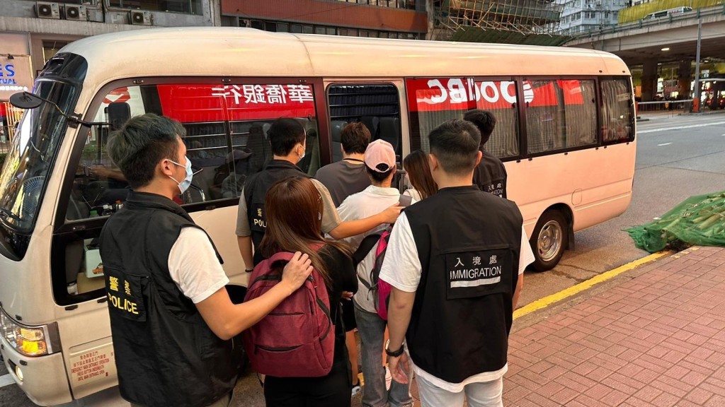 跨部門灣仔掃黃拘捕13人。警方提供圖片