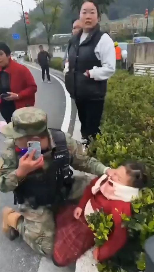 白色私家車撞入等過馬路的人群，造成嚴重傷亡。Ｘ